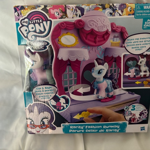 Rarity Fashion Runway My Little Pony Friendship is Magic - Picture 3 of 9
